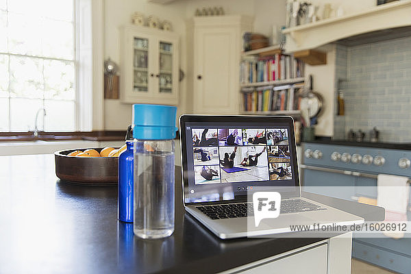 Übungsklassen-Streaming auf Laptop-Bildschirm auf der Küchentheke