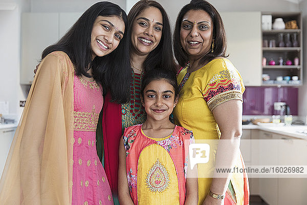 Porträt glücklicher indischer Mütter und Töchter in Saris