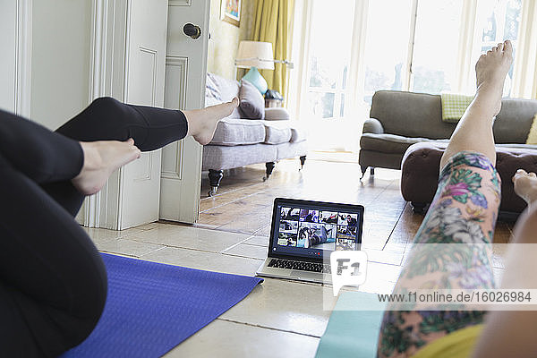 Frauen  die zu Hause online mit dem Laptop trainieren