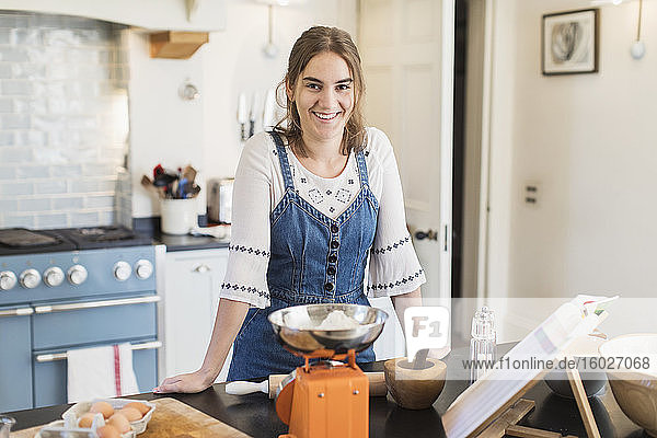 Porträt selbstbewusstes Teenager-Mädchen beim Backen in der Küche