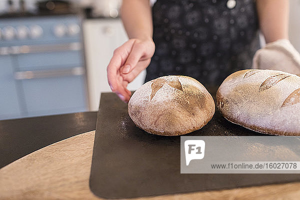 Nahaufnahme von frischem selbstgebackenem Brot