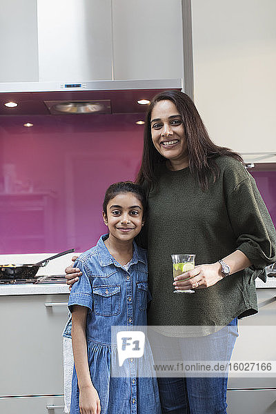 Porträt glückliche Mutter und Tochter in der Küche