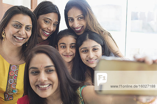Glückliche indische Frauen und Mädchen mit Bindungen  die Selbstsucht nehmen