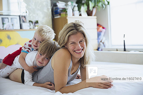 Bildnis einer Mutter mit übereinander liegenden Söhnen im Bett