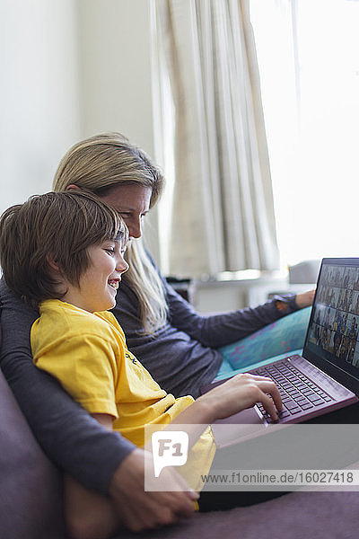 Mutter und Sohn mit Laptop Video-Chat auf dem Sofa
