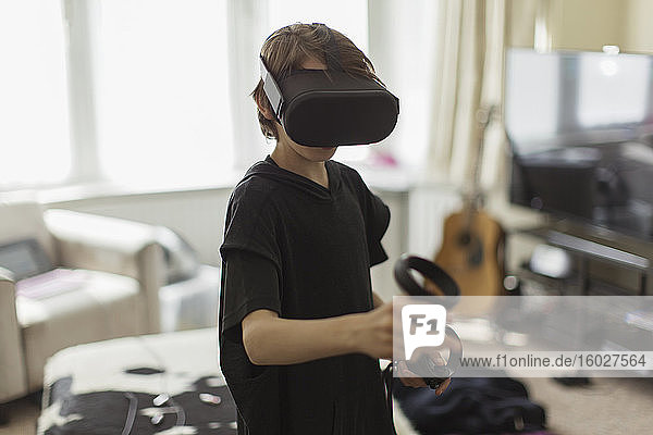 Junge spielt Videospiel mit VRS-Brille