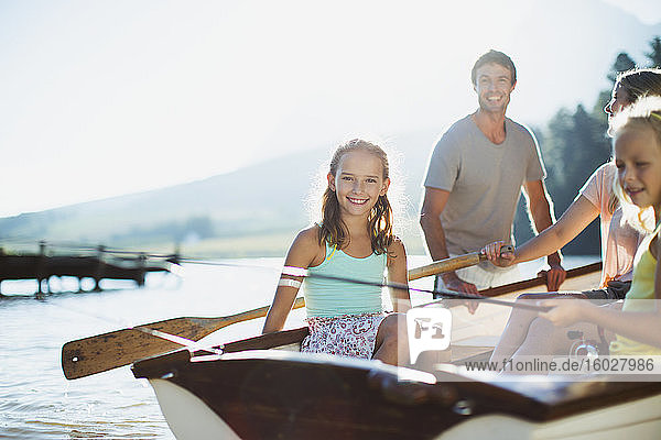 Lächelnde Familie im Ruderboot auf dem See