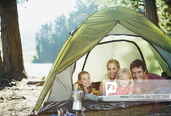 Lächelnde Familie im Zelt im Wald