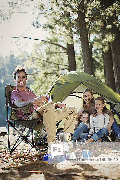 Lächelnde Familie auf einem Campingplatz im Wald