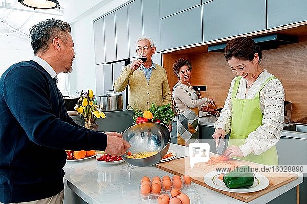 Die Älteren in der Küche beim Kochen