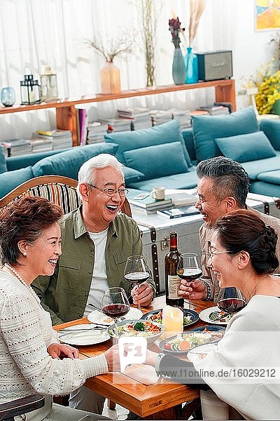 Glückliche Freunde mittleren Alters und alte Freunde zum Abendessen