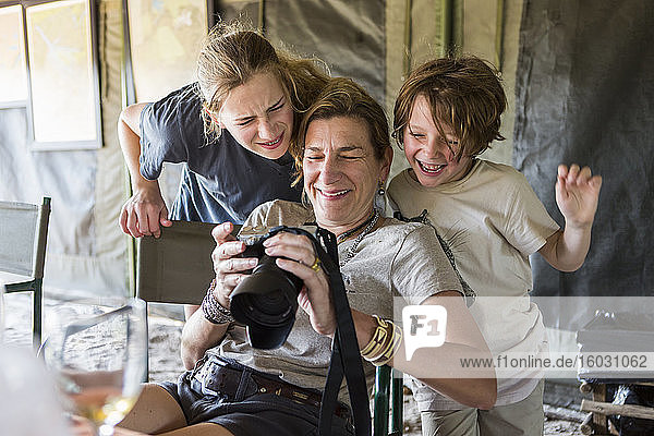 Mutter und ihre Kinder schauen in die Kamera  Zeltlager  Botswana