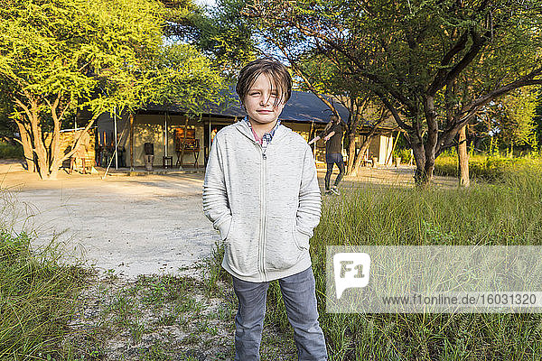 Porträt eines sechsjährigen Jungen  Zeltlager  Maun  Botswana