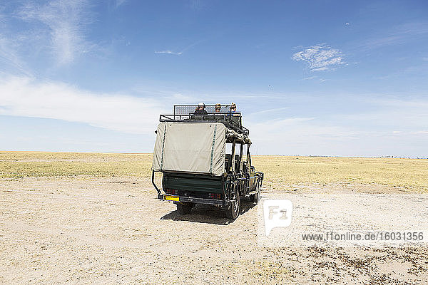 Safari-Fahrzeuge Kalahari-Wüste Makgadikgadi-Salzpfannen Botswana