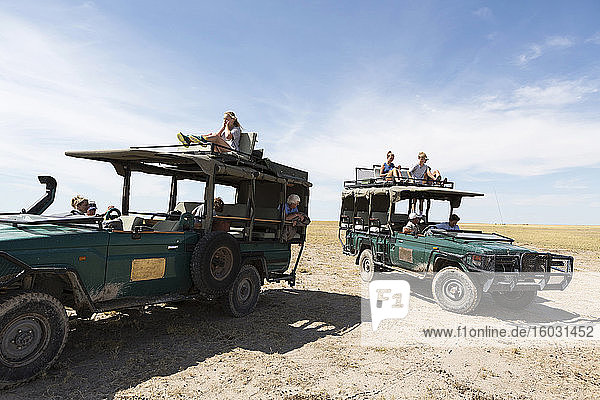 Safari-Fahrzeuge  Kalahari-Wüste  Makgadikgadi-Salzpfannen  Botswana