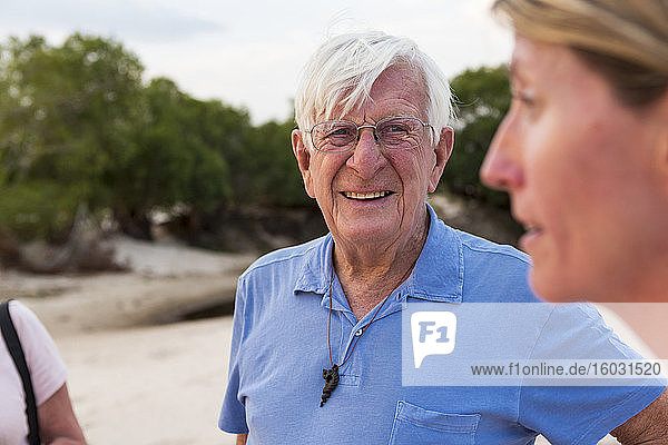 Ein älterer Mann in einem blauen Hemd und eine reife Frau im Urlaub in Botswana.