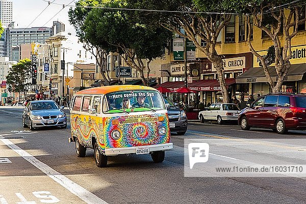 Bemalter VW-Bus im straßenverkehr  San Francisco  Kalifornien  USA  Nordamerika