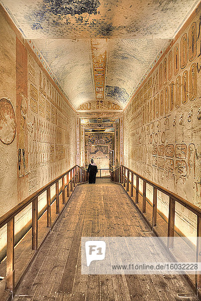 Hausmeister  Gang zur Grabkammer  Grab von Ramses IV  KV2  Tal der Könige  UNESCO-Weltkulturerbe  Luxor  Theben  Ägypten  Nordafrika  Afrika