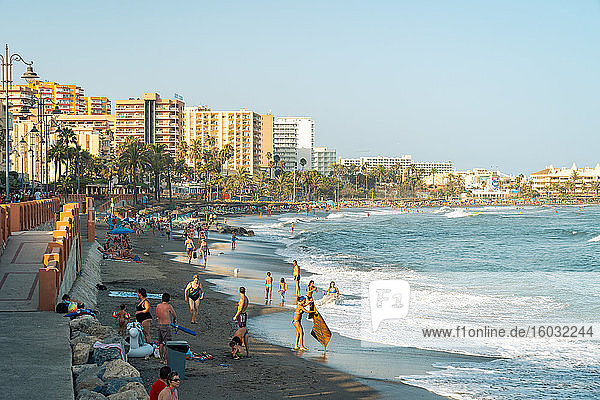 Menschen  die den Strand von Benalmadena an der Costa del Sol genießen  Andalusien  Spanien  Europa