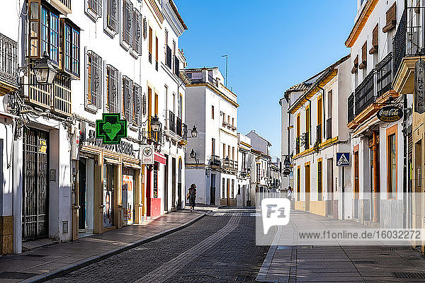 Die weiß-gelben Gebäude einer typisch andalusischen Straße in Córdoba  Andalusien  Spanien  Europa