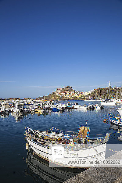 Blick über den Yachthafen auf die antike Burg  Castelsardo  Provinz Sassari  Sardinien  Italien  Mittelmeer  Europa