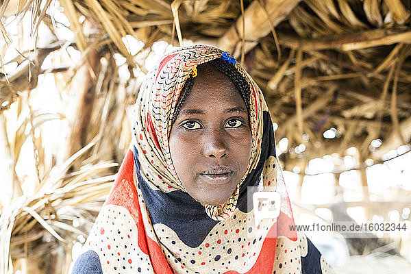 Porträt einer Frau  die den traditionellen muslimischen Hijab trägt  Melabday  Asso Bhole  Danakil-Depression  Afar-Region  Äthiopien  Afrika