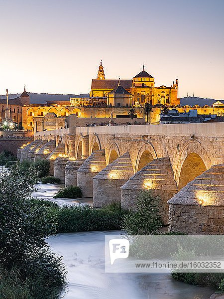 Die römische Brücke (Puente Romano) und die Große Moschee von Cordoba erhellten sich bei Sonnenuntergang  UNESCO-Weltkulturerbe  Cordoba  Andalusien  Spanien  Europa