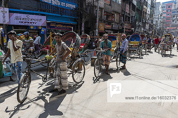 Rikscha-Fahrer auf dem Basar  Dhaka  Bangladesch  Asien