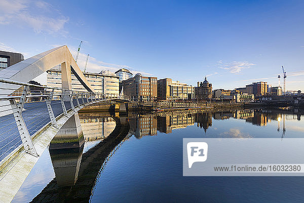 Tradeston (Squiggly) Bridge  International Financial Services District  River Clyde  Glasgow  Scotland  United Kingdom  Europe