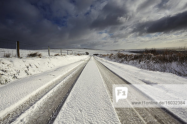Ein verschneiter Wintertag auf den Hügeln des Exmoor  Kinsford Gate  in der Nähe des Dorfes Brayford  Exmoor-Nationalpark  Devon  England  Vereinigtes Königreich  Europa