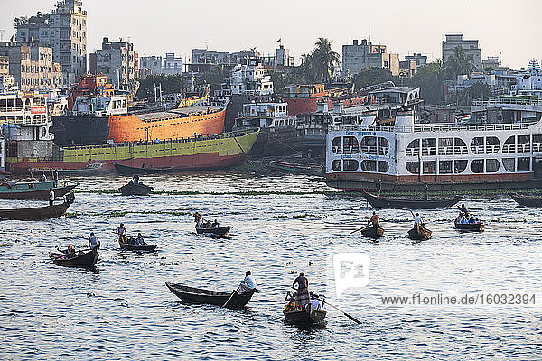 Passagierkanus im Hafen von Dhaka vor einer Passagierfähre  Dhaka  Bangladesch  Asien