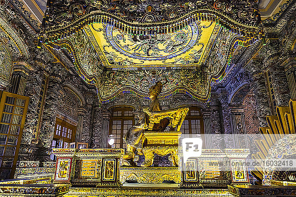 Beeindruckende Dekoration im Inneren des Grabmals von Khai Dinh  Hue  UNESCO-Weltkulturerbe  Vietnam  Indochina  Südostasien  Asien