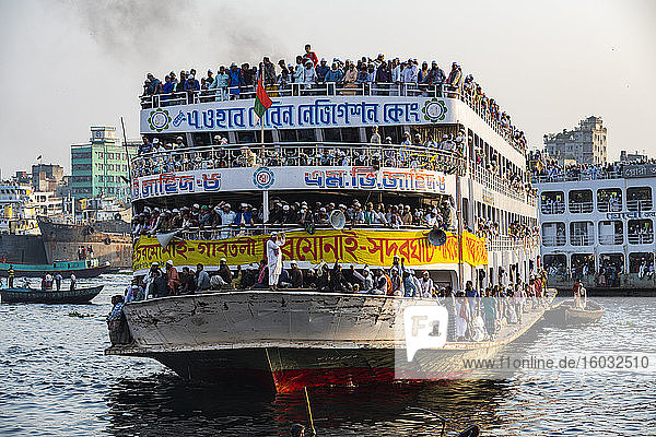 Overloaded passenger ferry with pilgrims on the Dhaka River  Port of Dhaka  Dhaka  Bangladesh  Asia