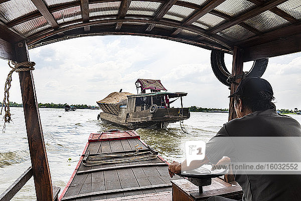 Fährboot an einem Wasserkanal  Cai Be  Mekong-Delta  Vietnam  Indochina  Südostasien  Asien