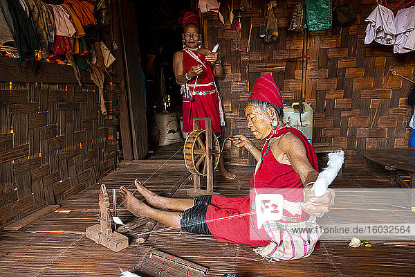 Alte Kayan-Frauen weben auf traditionelle Weise  Kayah-Dorf  Loikaw-Gebiet  Kayah-Staat  Myanmar (Burma)  Asien