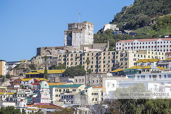 Blick auf das Stadtzentrum und die maurische Burg  Gibraltar  Mittelmeer  Europa