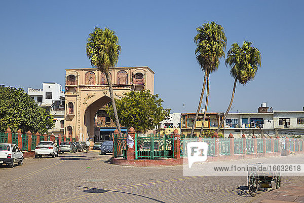 Gate in the old city  Lucknow  Uttar Pradesh  India  Asia