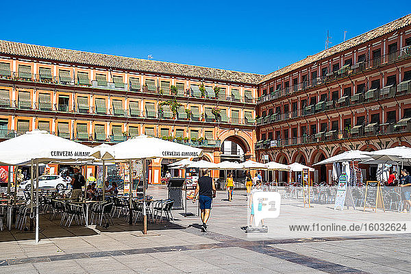 Der große Platz Plaza de la Corredera aus dem 17. Jahrhundert in Córdoba  Andalusien  Spanien  Europa
