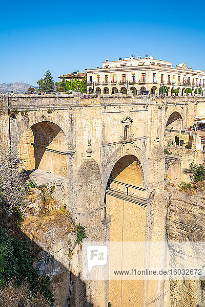 Puente Nuevo (Neue Brücke)  die höchste der drei Brücken in Ronda über den Fluss Guadalevin  Ronda  Andalusien  Spanien  Europa