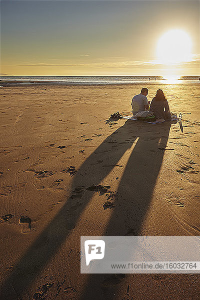 Ein Picknick bei Sonnenuntergang am Strand  Westward Ho!  Nord-Devon  England  Vereinigtes Königreich  Europa