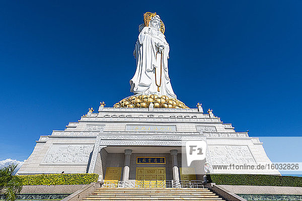 Riesige buddhistische Statue im südchinesischen Ozean  Nanshan-Tempel  Sanya  Hainan  China  Asien