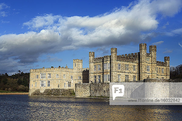 Blick über den See zum Schloss  ehemaliger Wohnsitz von Katharina von Aragon  der ersten Frau Heinrichs VIII.  Schloss Leeds  Kent  England  Vereinigtes Königreich  Europa