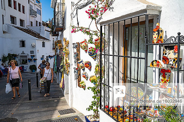 Die Außenansicht eines malerischen Geschäfts in der historischen Stadt Mijas Pueblo  Costa del Sol  Andalusien  Spanien  Europa