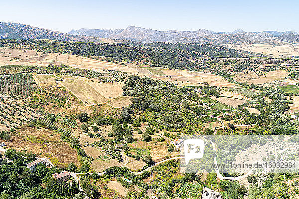 Andalusische Landschaft von der Stadt Ronda aus gesehen  Provinz Málaga  Andalusien  Spanien  Europa