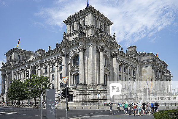 Der Reichstag  historisches Bauwerk in Berlin  Deutschland  Europa