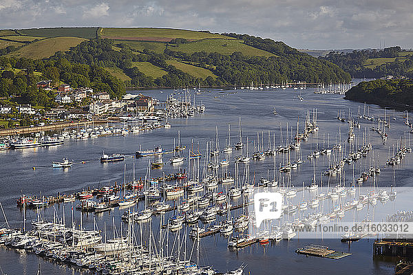 Die schöne Südküste von Devon  die Flussmündung des Dart bei Dartmouth  von Kingswear aus gesehen  Devon  England  Vereinigtes Königreich  Europa