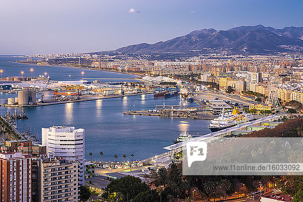 Blick vom Aussichtspunkt Gibralfaro bei der Burg mit dem Hafen von Málaga bei Sonnenaufgang  Málaga  Andalusien  Spanien  Europa