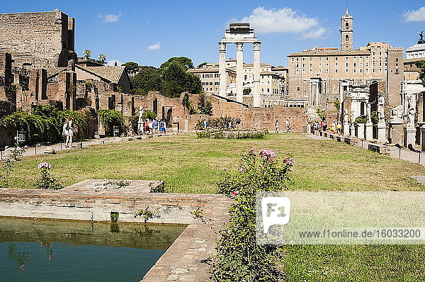 Haus der Vestalinnen  dahinter Tempel von Castor und Pollux  Römisches Forum  UNESCO-Weltkulturerbe  Rom  Latium  Italien  Europa