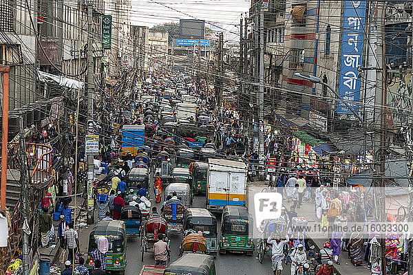Völlig überfüllt mit Rikschas  eine Straße im Zentrum von Dhaka  Bangladesch  Asien