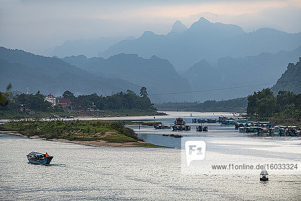 Flussboot auf dem Song Con-Fluss mit den Kalksteingebirgen im Hintergrund  Phong Nha-Ke Bang Nationalpark  UNESCO-Weltkulturerbe  Vietnam  Indochina  Südostasien  Asien